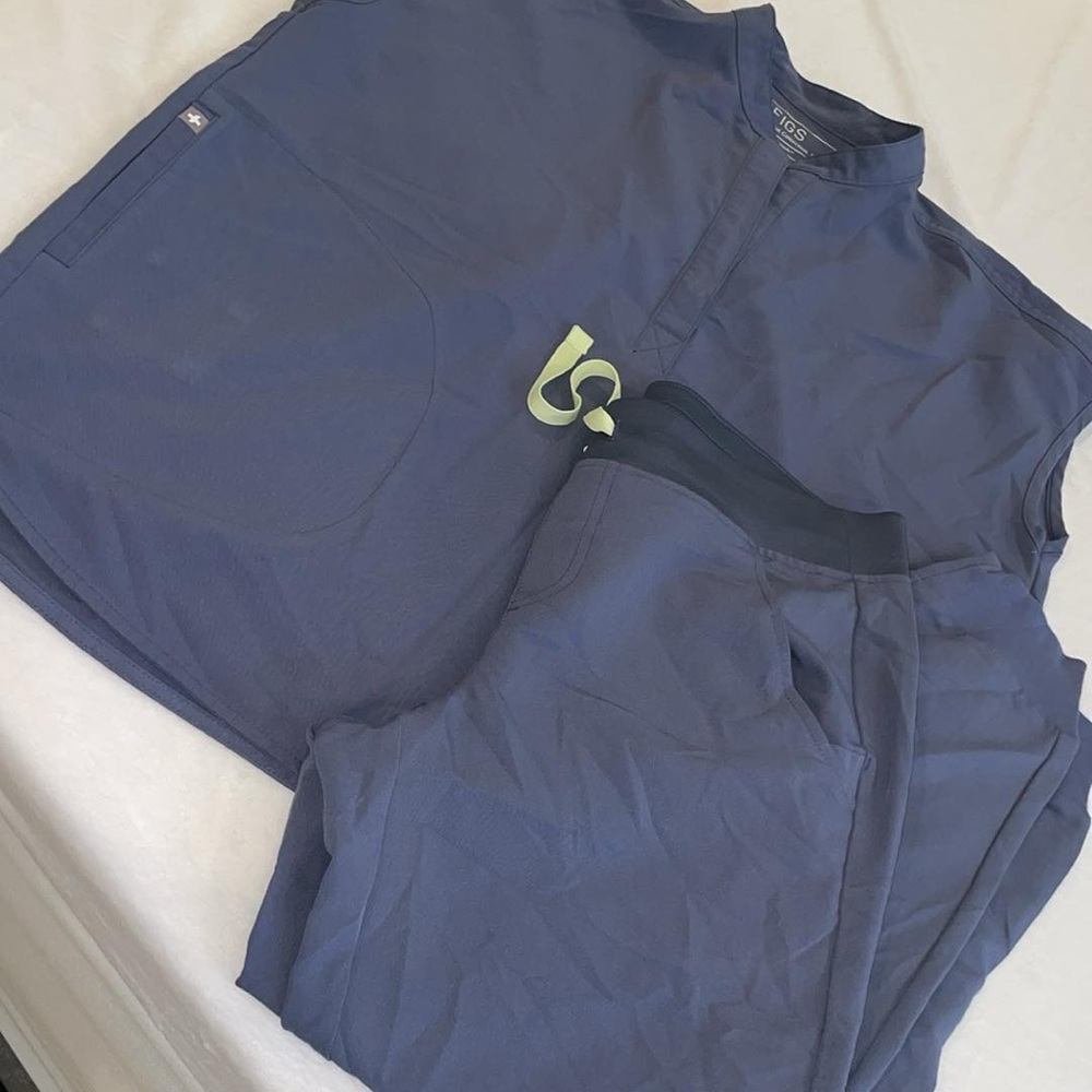 Figs Scrub Set! Small top and medium bottoms!